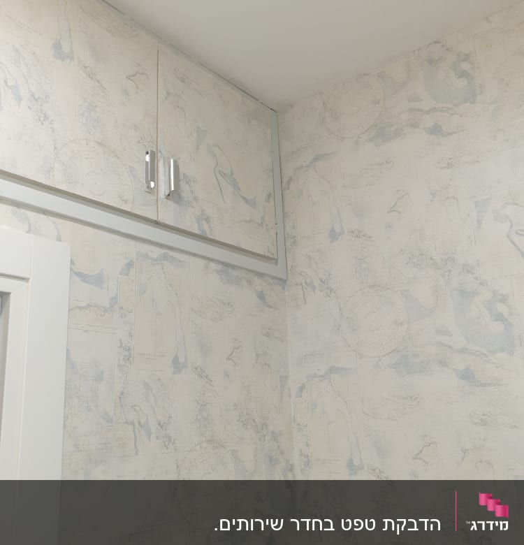 טפט עם מפות גיאוגרפיות בגווני כחול ולבן